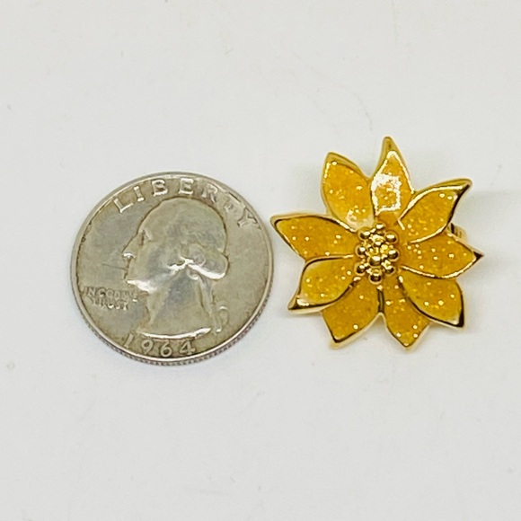 Vintage Golden Yellow Glitter Enameled Poinsettia Earrings - Picture 4 of 4